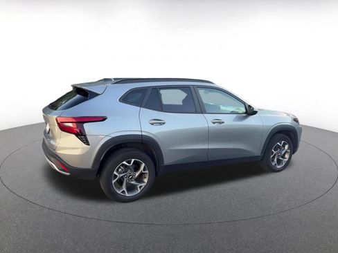 Used 2025 Chevrolet Trax LT w/ LT Convenience Package FWD image 14