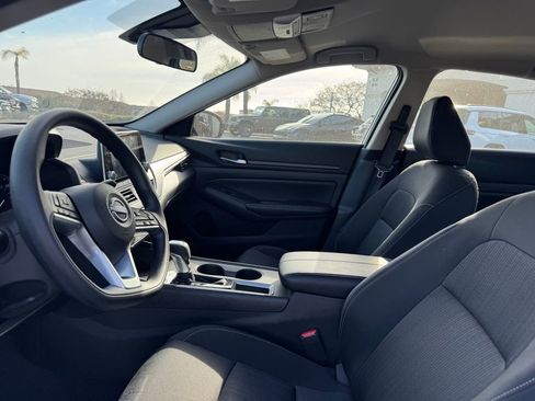 Used 2025 Nissan Altima 2.5 SV image 9