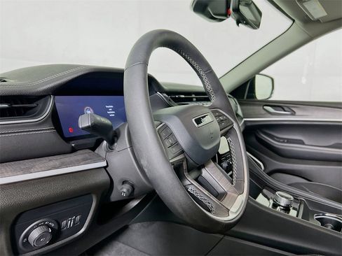 Used 2023 Jeep Grand Cherokee Limited w/ Luxury Tech Group II image 9