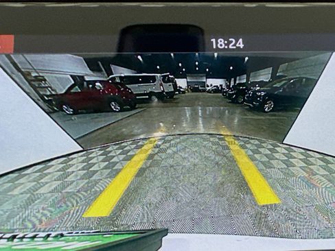 Used 2019 Land Rover Range Rover Velar R-Dynamic SE image 18