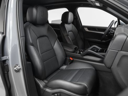 Certified 2024 Porsche Cayenne AWD/4WD image 23