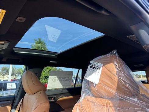 New 2026 Toyota Highlander Platinum image 17