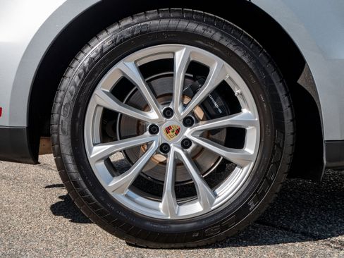 Used 2023 Porsche Macan image 18