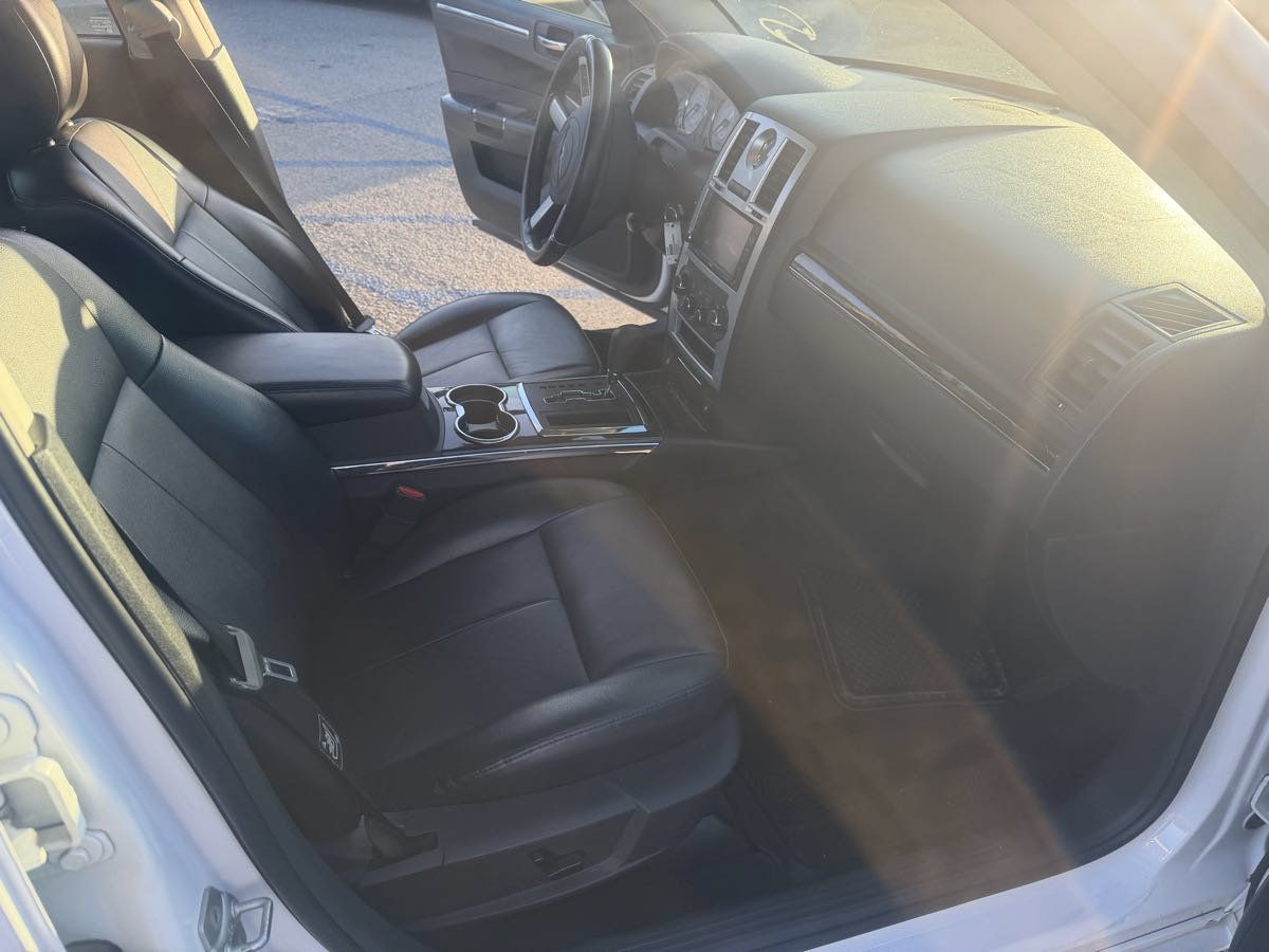 Used 2010 Chrysler 300 S RWD image 17