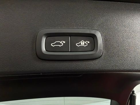 Used 2025 Volvo XC40 B5 Core image 35