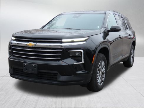 Used 2025 Chevrolet Traverse LT image 3