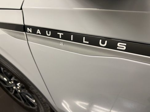 Used 2026 Lincoln Nautilus Premier AWD/4WD image 38