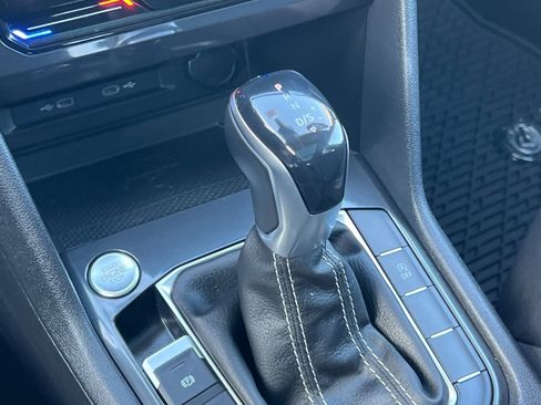 Used 2022 Volkswagen Tiguan SE w/ Panoramic Sunroof Package image 21