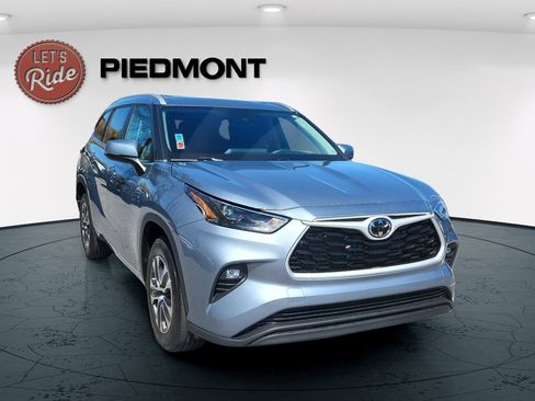 Used 2024 Toyota Highlander XLE image 4