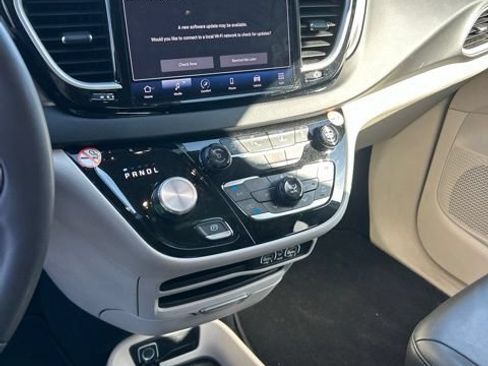 Used 2024 Chrysler Pacifica Touring-L FWD image 21