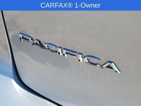Used 2024 Chrysler Pacifica Touring-L FWD image 7