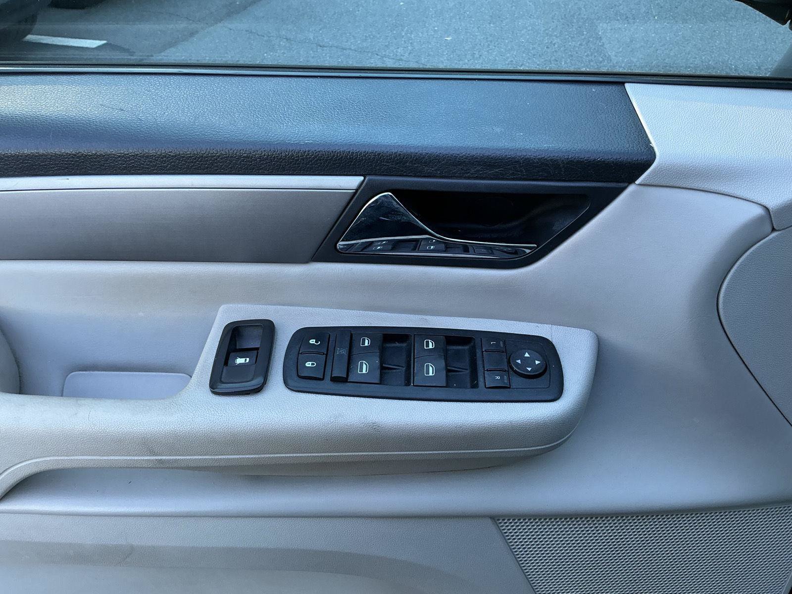 Used 2011 Volkswagen Routan SE FWD image 15