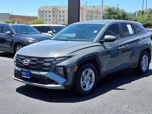 Used 2025 Hyundai Tucson SE FWD image 3