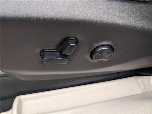Used 2020 Chrysler Voyager Lxi FWD image 29