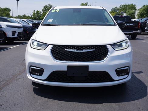Used 2024 Chrysler Pacifica Touring-L FWD image 10