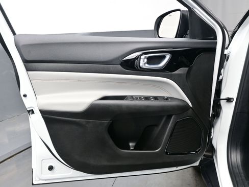 Used 2025 Jeep Compass Limited image 9