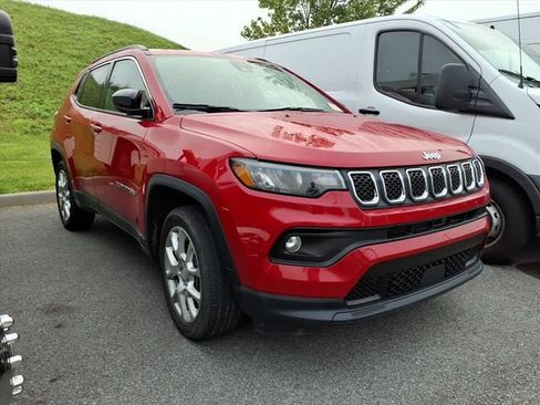 Used 2023 Jeep Compass Latitude w/ Sun and Sound Group AWD/4WD image 1