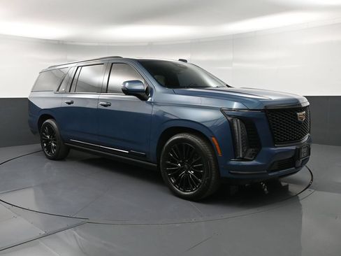 Used 2025 Cadillac Escalade ESV Sport Platinum AWD/4WD image 10