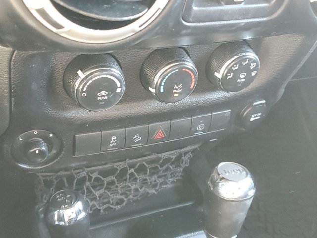 Used 2018 Jeep Wrangler Unlimited Sahara AWD/4WD image 22