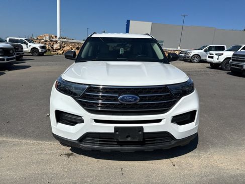 Used 2024 Ford Explorer XLT RWD image 2