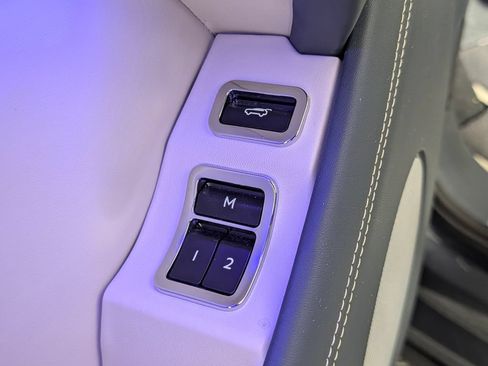 Used 2022 Bentley Bentayga AWD/4WD image 28