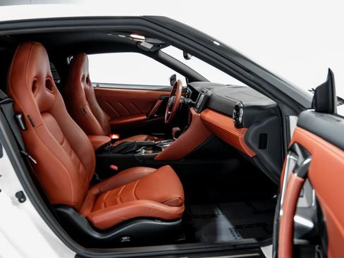 Used 2021 Nissan GT-R Premium image 29
