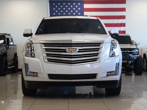 Used 2019 Cadillac Escalade ESV Platinum AWD/4WD image 2