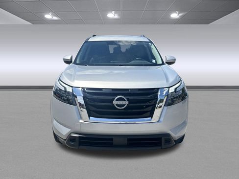 Used 2025 Nissan Pathfinder SV FWD image 8