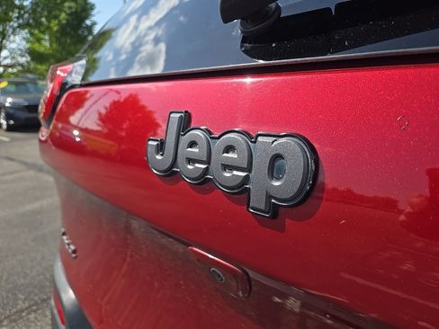 Used 2017 Jeep Cherokee Trailhawk w/ Comfort/Convenience Group AWD/4WD image 13