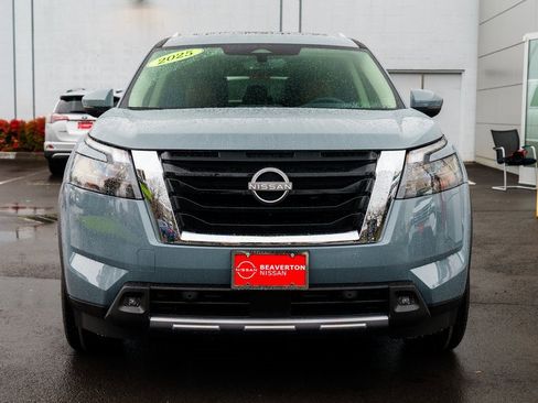 New 2025 Nissan Pathfinder Platinum image 2