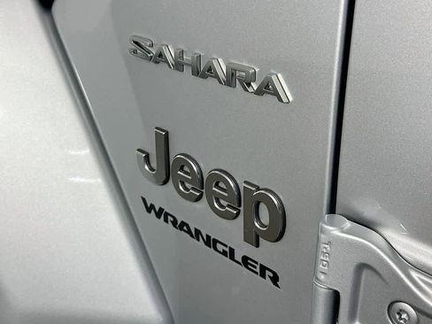 Used 2023 Jeep Wrangler Unlimited Sahara w/ Cold Weather Group AWD/4WD image 7