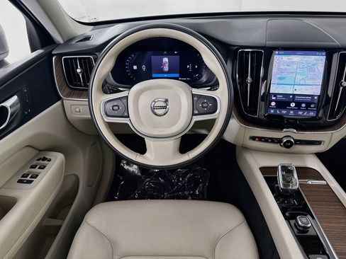 Used 2022 Volvo XC60 B5 Momentum w/ Protection Package Premier FWD image 22