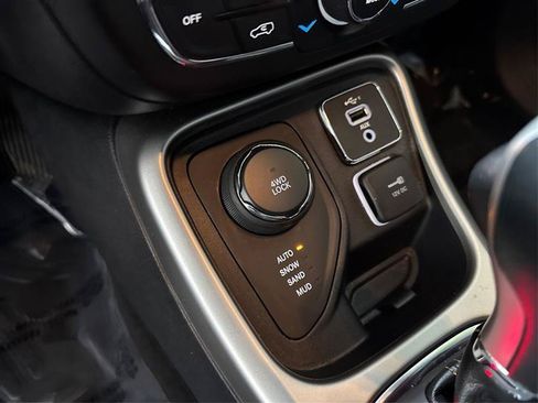 Used 2019 Jeep Compass Latitude AWD/4WD image 29