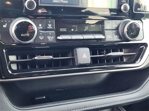 Used 2022 Toyota Highlander XLE image 23