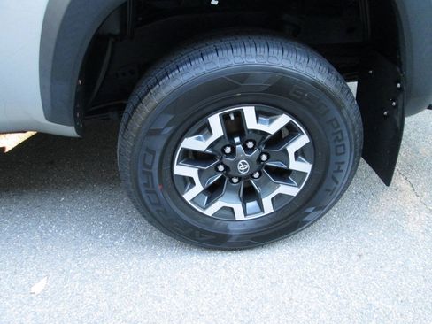 Used 2016 Toyota Tacoma TRD Off-Road w/ Premium & Technology Package AWD/4WD image 12