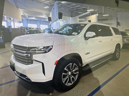 Used 2021 Chevrolet Suburban LT w/ LT Signature Package RWD image 16