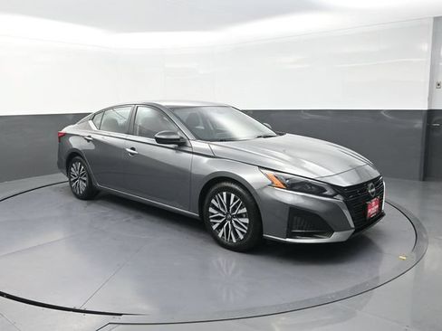 Used 2024 Nissan Altima 2.5 SV FWD image 10
