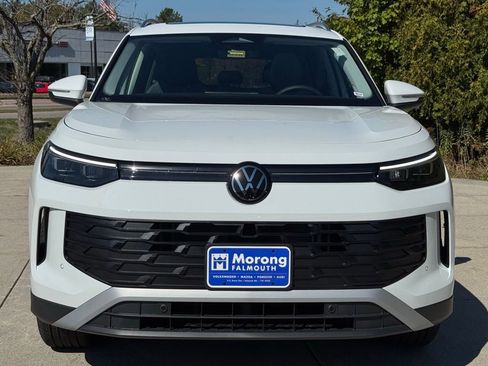 New 2025 Volkswagen Tiguan SE image 2