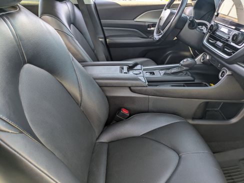 Used 2024 Toyota Grand Highlander XLE FWD image 12