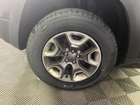 Used 2019 Jeep Cherokee Trailhawk w/ Comfort/Convenience Group AWD/4WD image 37