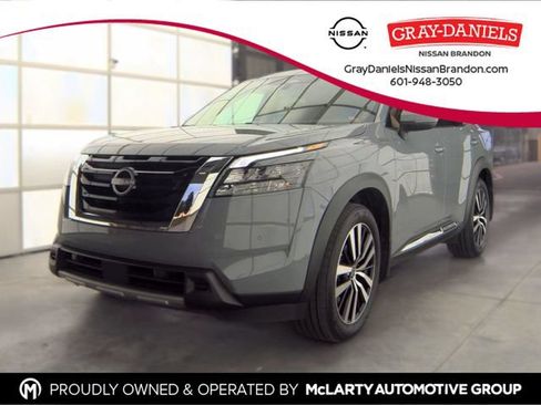 Certified 2025 Nissan Pathfinder Platinum w/ Cargo Package FWD image 1