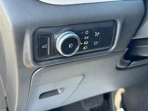 Used 2022 Ford Explorer XLT w/ Equipment Group 202A image 18