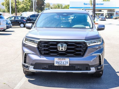 Used 2025 Honda Pilot Touring image 2
