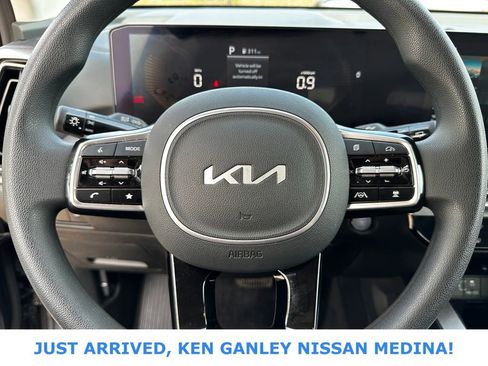 Used 2025 Kia Sorento LX image 12
