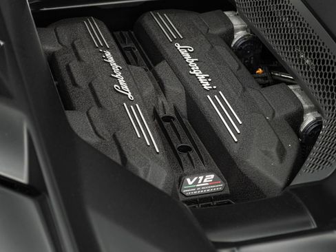 Used 2024 Lamborghini Revuelto image 21