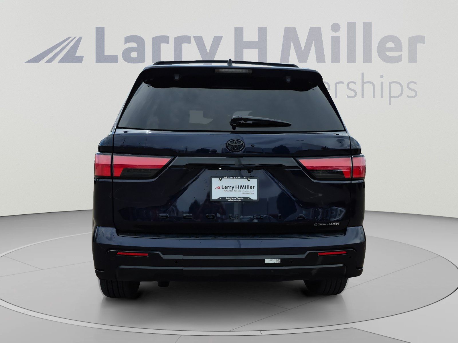 Used 2025 Toyota Sequoia Platinum AWD/4WD image 4