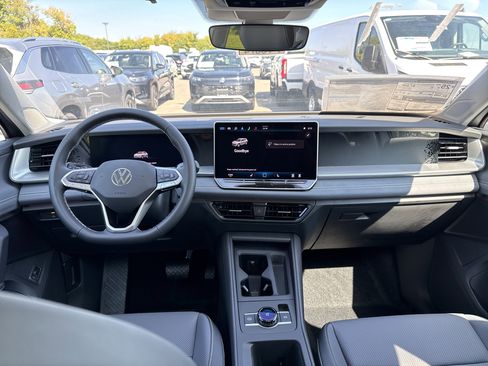 New 2025 Volkswagen Tiguan SE image 12