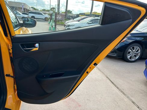 Used 2013 Hyundai Veloster FWD image 17