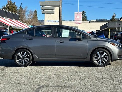 Used 2025 Nissan Versa SV image 3