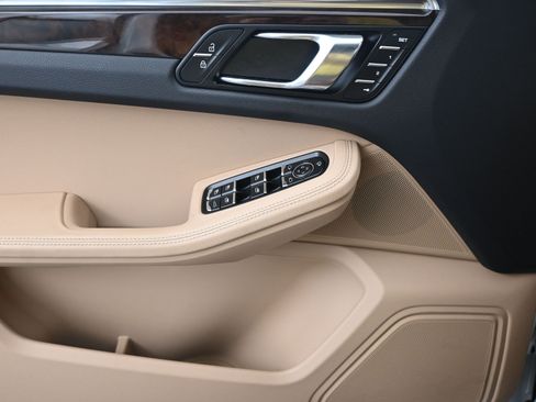 Certified 2025 Porsche Macan image 13